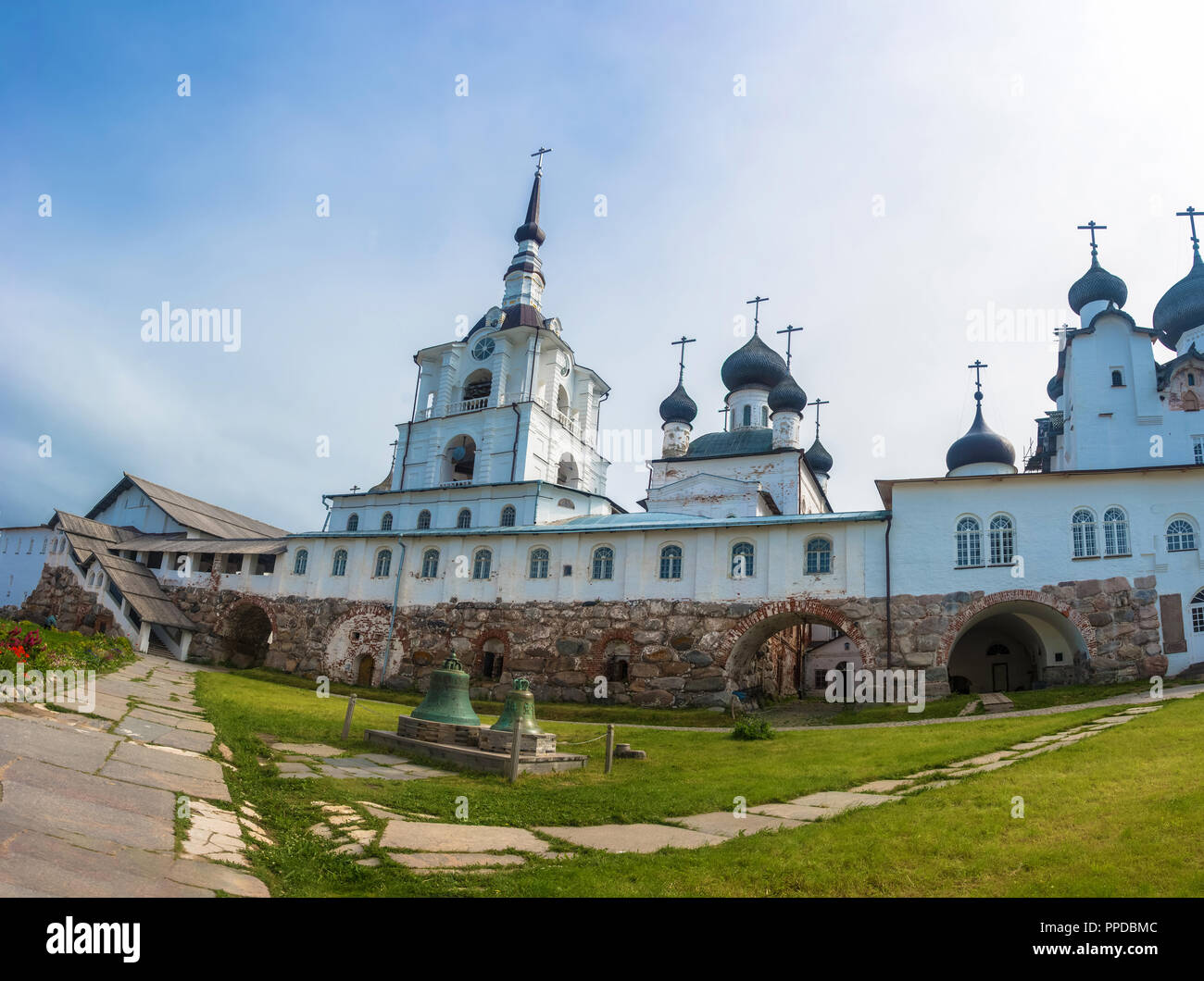 Blick auf den Innenhof mit seinen spaso-preobrazhensky Solovetsky Kloster, Archangelsker oblast, Russland. Stockfoto