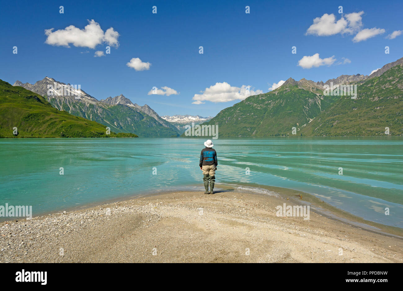 Genießen Sie einen spektakulären Blick auf den Crescent Lake an einem sonnigen Sommertag im Lake Clark National Park in Alaska Stockfoto