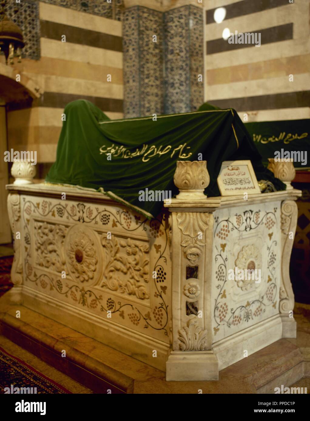 Mausoleum Saladins oder An-Nasir Salah ad-Din Yusuf ibn Ayyub (1137-1193). Erste Sultan von Ägypten und Syrien. Gründer der Ayyubid Dynastie. Er war in einem Mausoleum im Garten außerhalb der Omaijadenmoschee in Damaskus, Syrien begraben. Sieben Jahrhunderte später, Kaiser Wilhelm II. von Deutschland stiftete einen neuen Marmor Sarkophag zu dem Mausoleum. Allerdings ist die ursprüngliche Sarkophag wurde nicht ersetzt, sondern das mausoleum hat jetzt zwei sarkophage: den Marmor eines auf der Seite und das ursprüngliche Holz-, die Abdeckungen des Saladin Grab gelegt. Damaskus. Syrien. Stockfoto