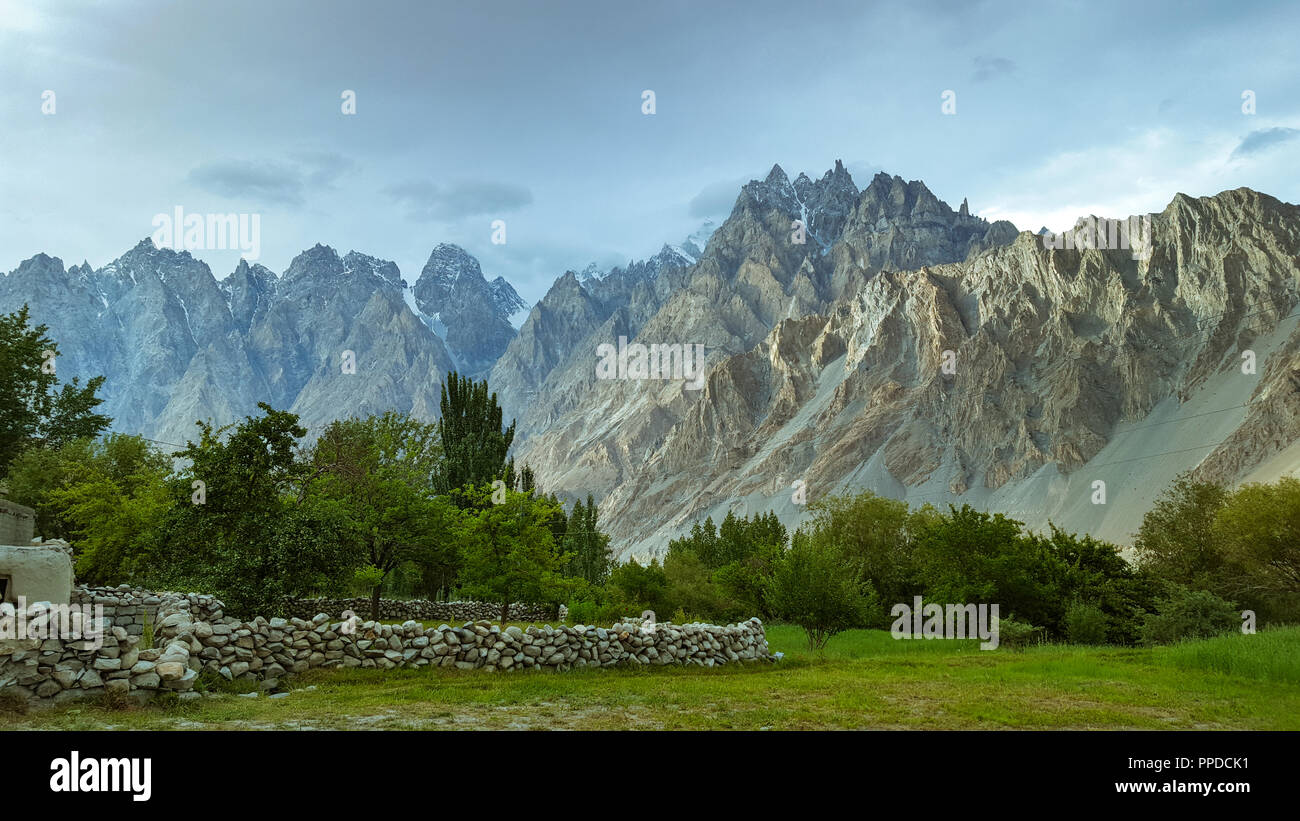 Wunderschöne Aussicht auf Feilds in den Bergen von Gleichrangig, in Hunza Tal, Pakistan Stockfoto