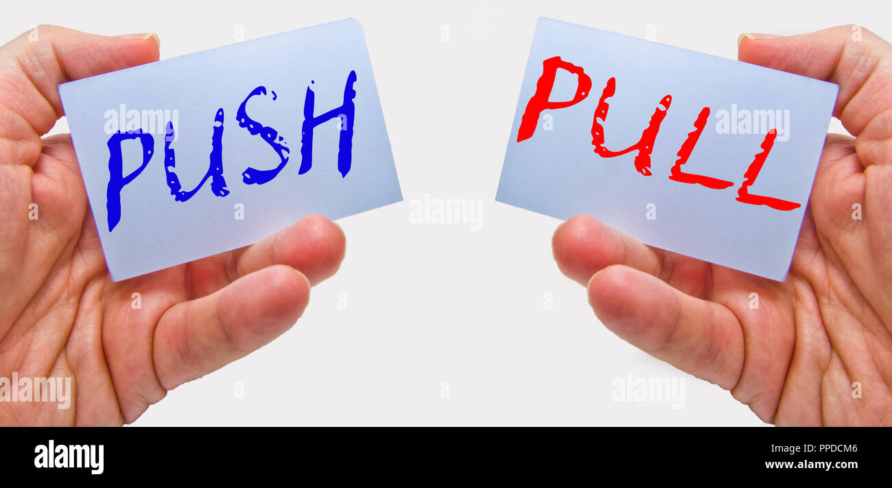 Business mann Hände Handhabung Karten mit push pull Worte Stockfoto