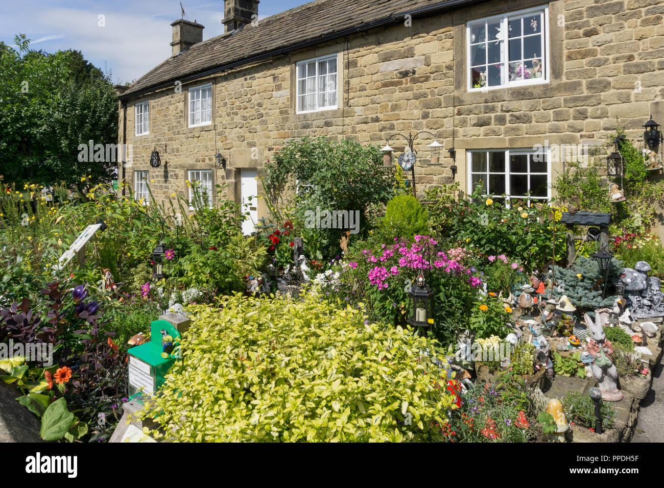 Bunte Cottage Garten im Sommer in einem der so genannten Pest Cottages, Eyam, Derbyshire, Großbritannien Stockfoto