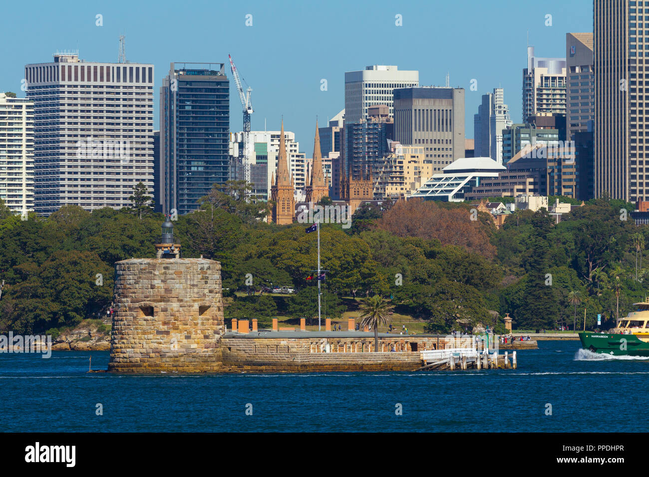 Detail aus den Hafen von Sydney in Australien, einschließlich Fort Denison, auch bekannt als Pinchgut. Farm Cove und Stadt Gebäude können im Hintergrund gesehen werden. Stockfoto