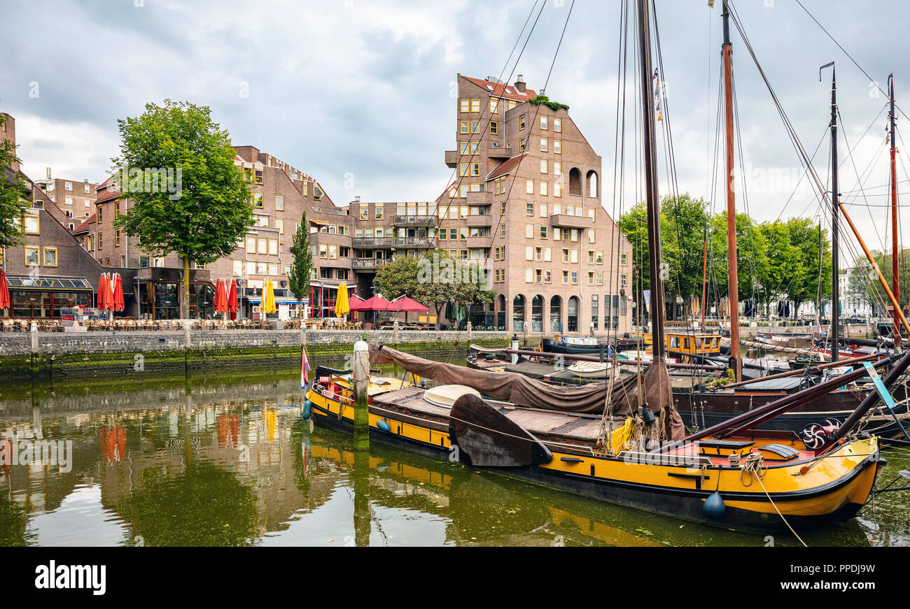 Rotterdam alter Hafen, Angedockt bunte Segelboote in der Stadt malerischen Fluss Marina an einem bewölkten Tag Stockfoto