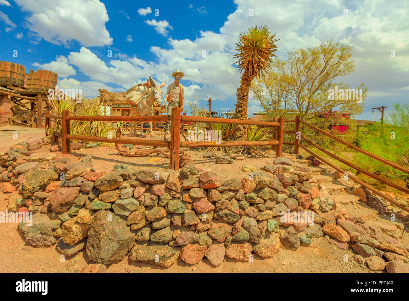 Calico ist offizielle staatliche Silver Rush Geisterstadt von Kalifornien. Die Bergbaustadt Calico ist in der Nähe von Barstow in San Bernardino County, Mojave Wüste Landschaft. Calico ist State Historic Landmark. Stockfoto