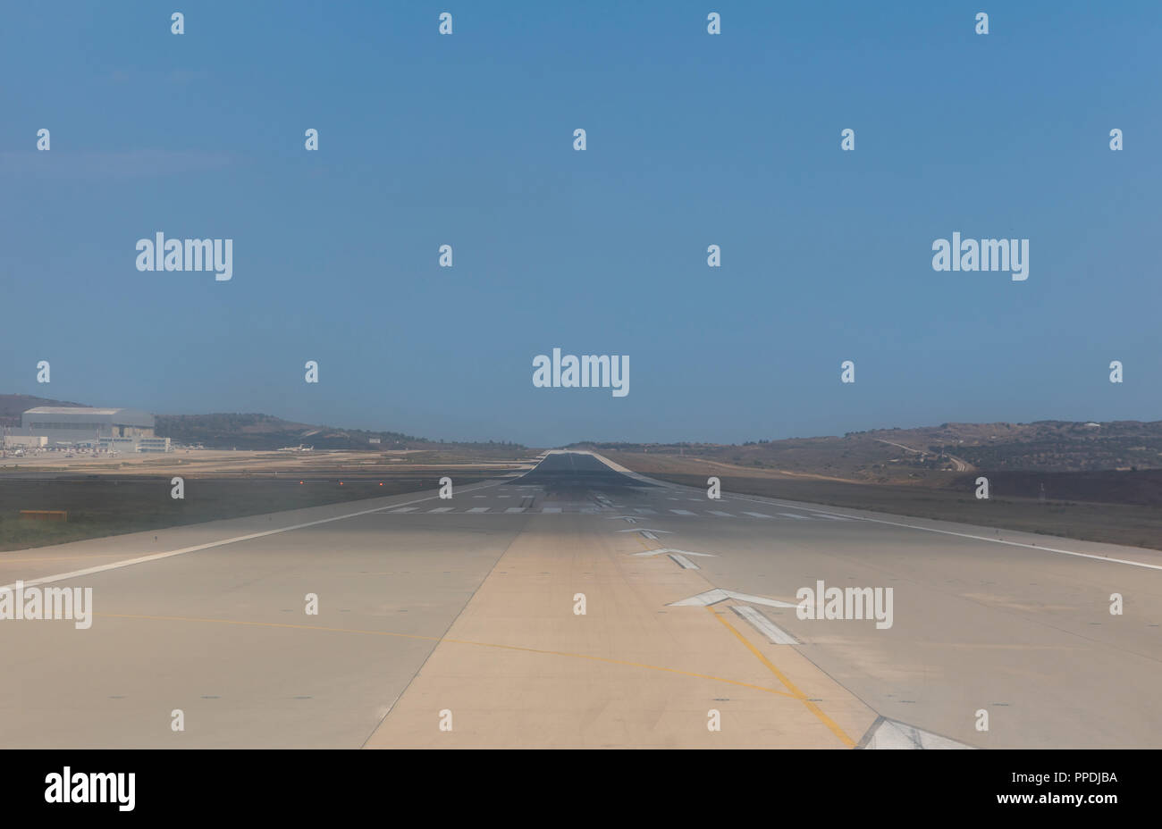 Startklar. Leere Landebahn gegen Himmel Horizont, Hintergrund. Blick aus dem Flugzeug Fenster Stockfoto