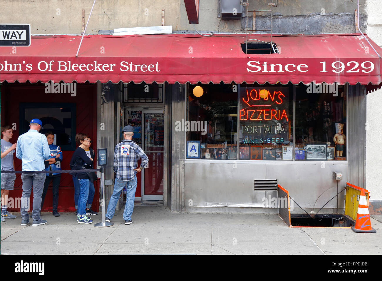 John's der Bleecker St., 278 Bleecker St, New York, NY. aussen  Verkaufsplattform für eine Pizzeria in der Nähe von Greenwich Village in  Manhattan Stockfotografie - Alamy