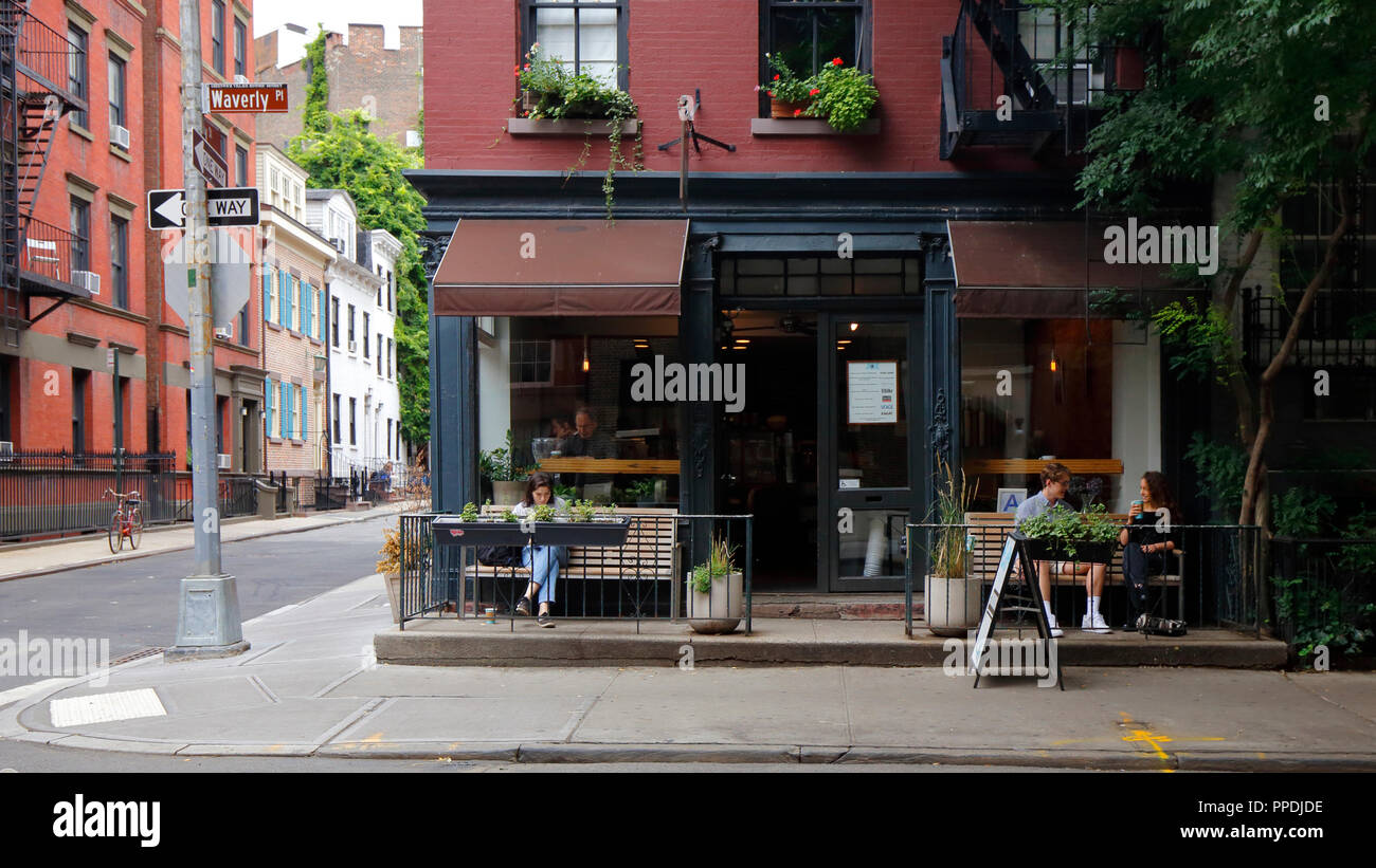 Joe Kaffee, 141 Waverly Pl, New York, NY. aussen Verkaufsplattform für einen Coffee Shop und Straßencafé in der Nähe von Greenwich Village in Manhattan. Stockfoto