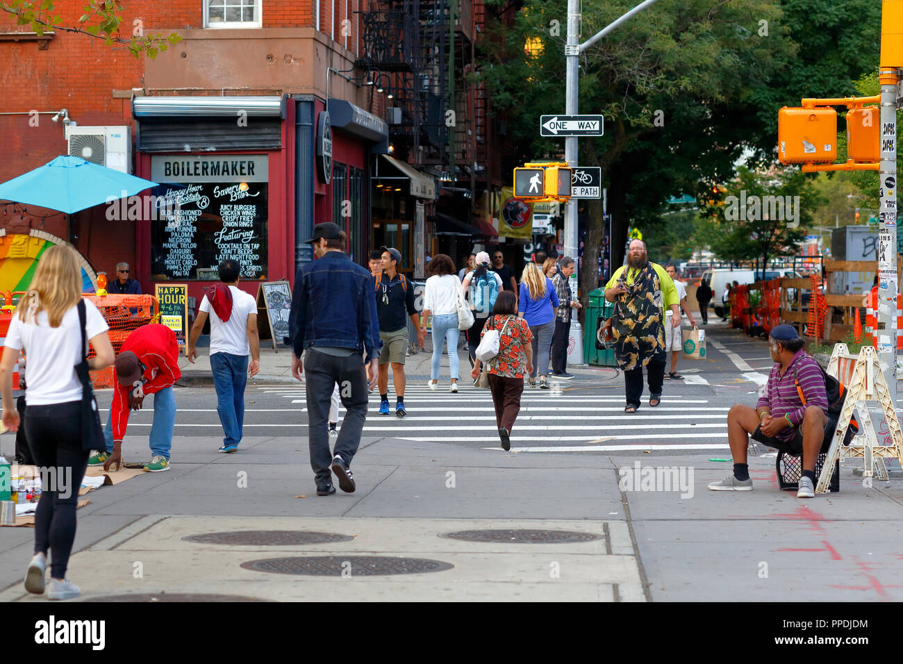 Eine Straßenszene in der Nähe der East 1. St und 1. Ave im East Village-Viertel von Manhattan, New York, NY, September 2018 Stockfoto