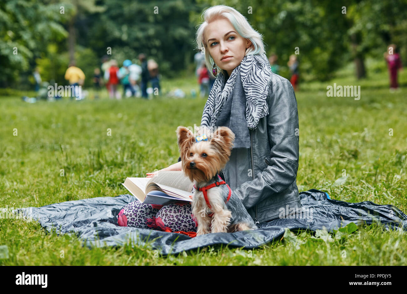 Das Porträt einer jungen Frau mit einem kleinen Hund Stockfoto