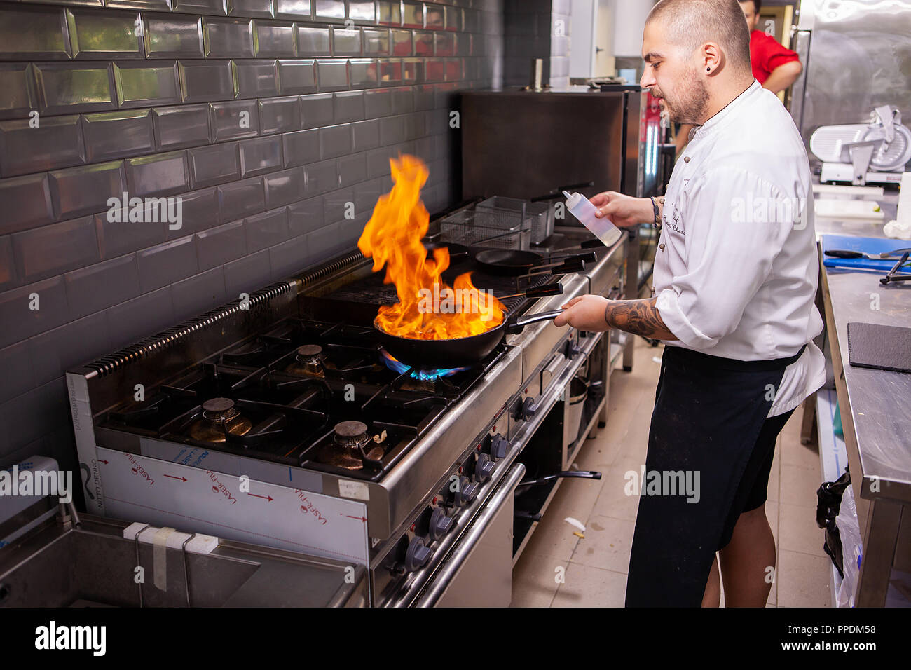 Männer kochen, flambiert seafood restaurant am Herd in der Küche. Leckeres Essen Stockfoto