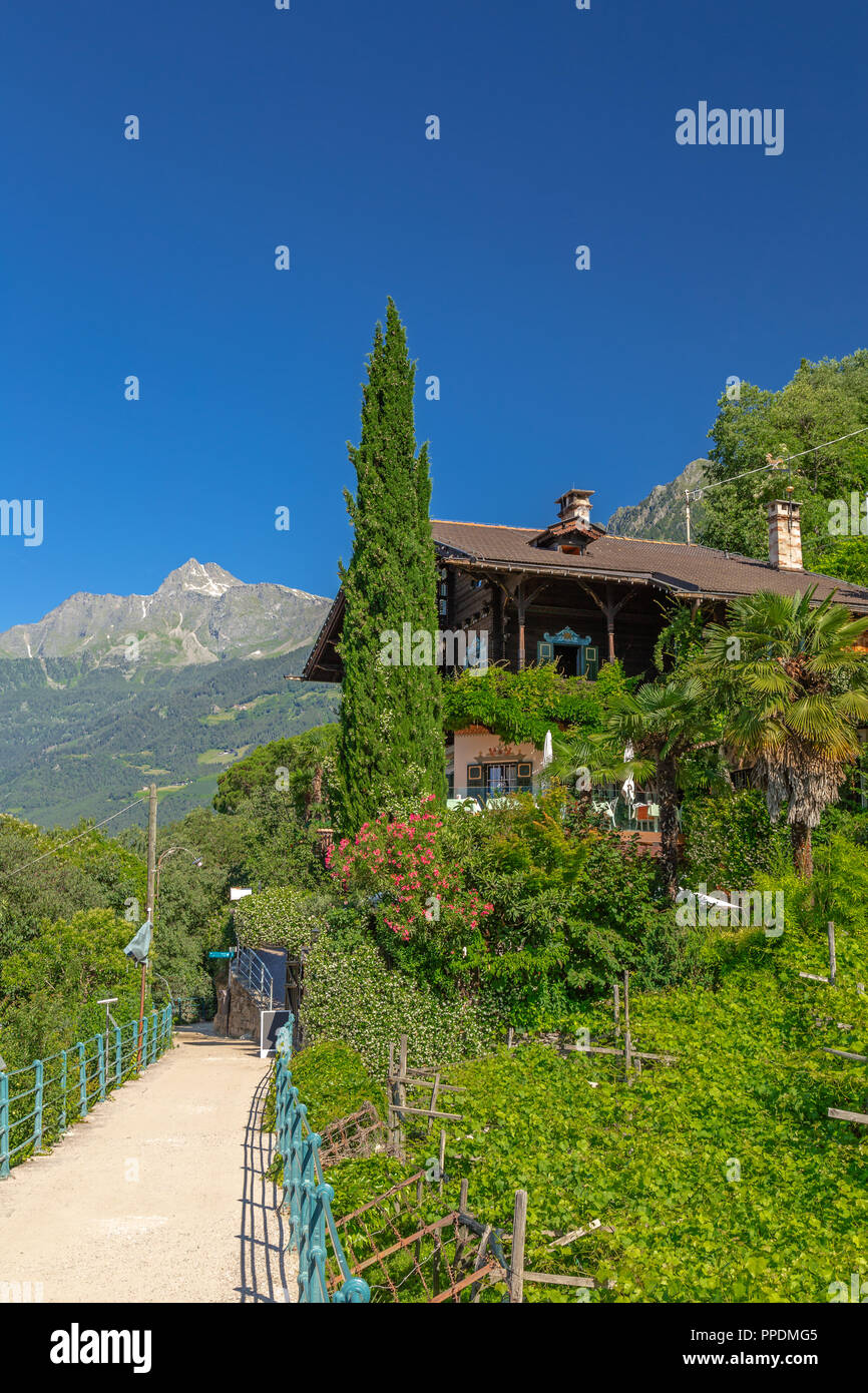 Ferienhaus am Tirolersteig oberhalb Meran, Südtirol Stockfoto