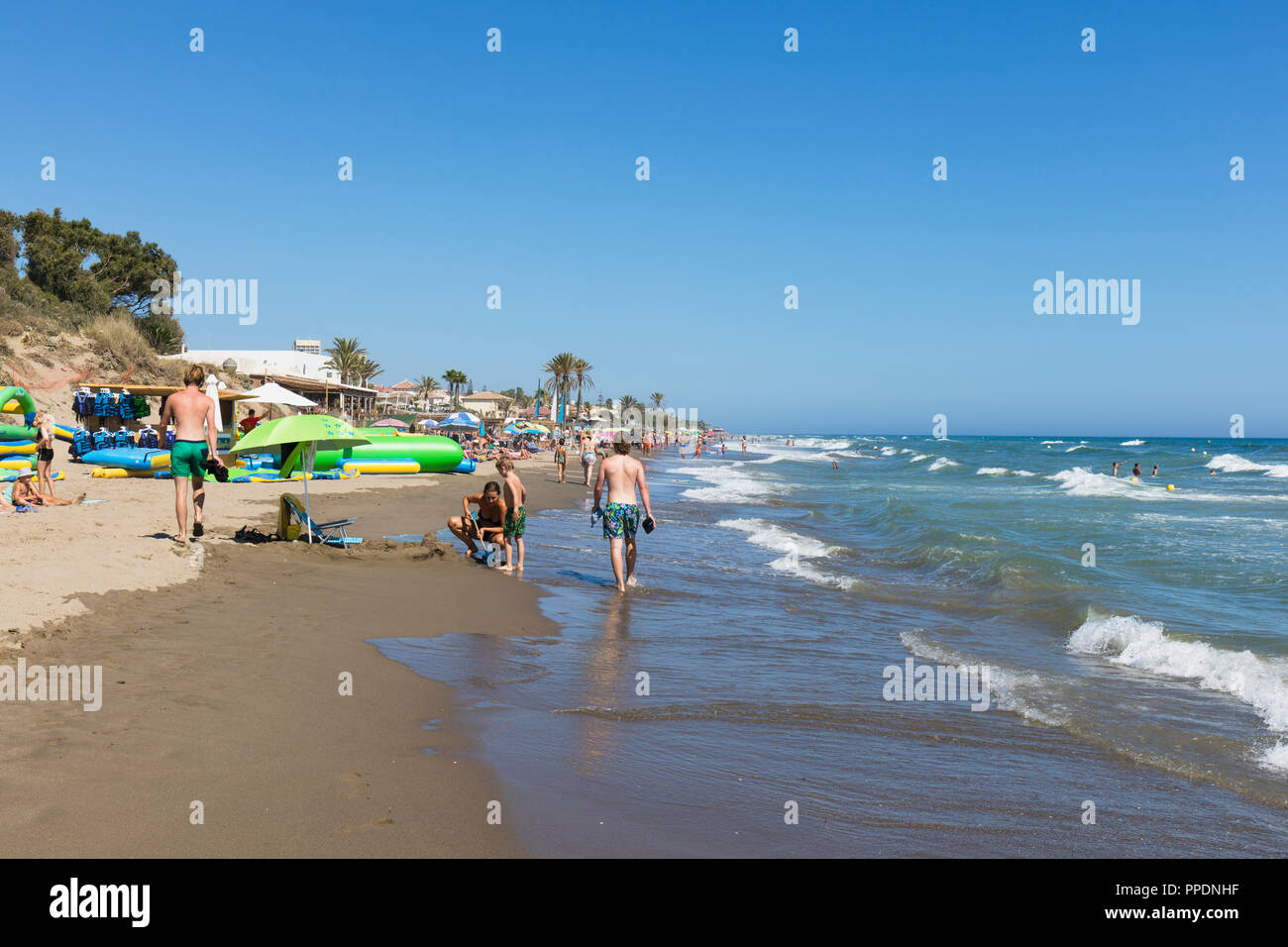 Marbella, Costa del Sol, Provinz Malaga, Andalusien, Südspanien. Playa Real de Zaragoza. Stockfoto