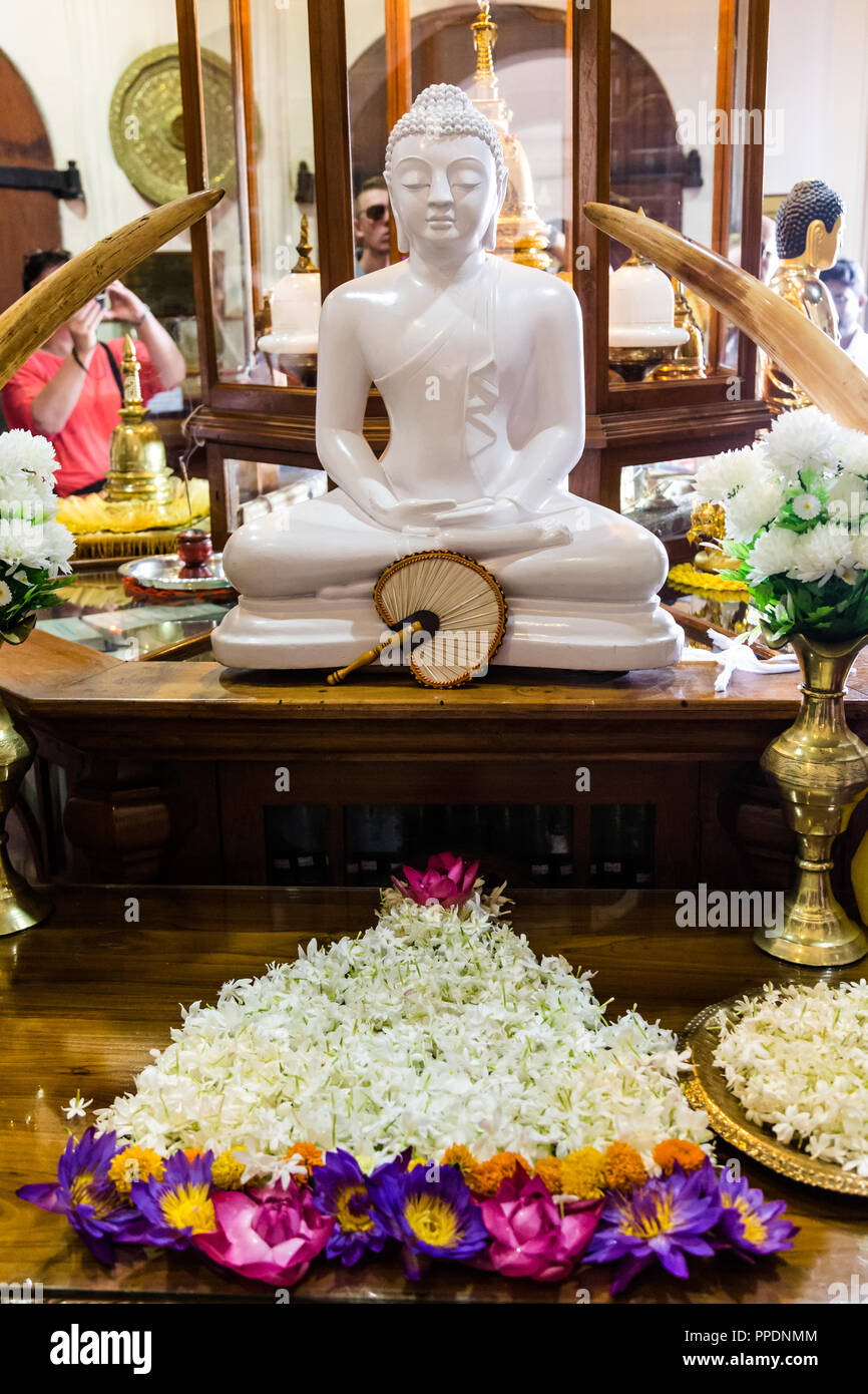 Kandy Sri Lanka am 29. Juli 2017 - Innenraum der Tempel des Zahns auf der ersten Etage des Tempel in Kandy, Sri Lanka Stockfoto