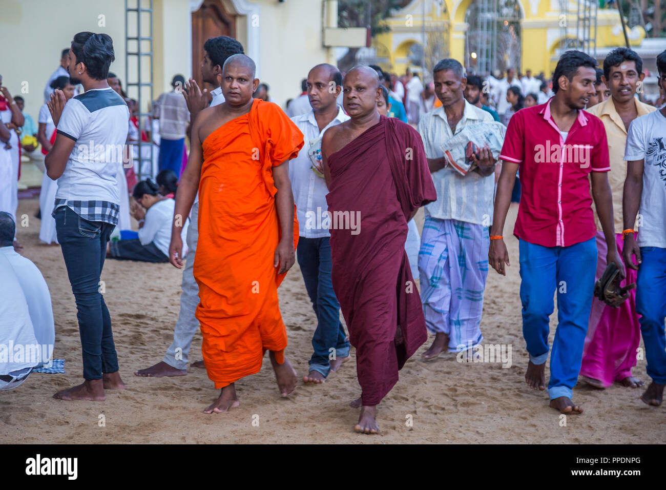 Kandy Sri Lanka 02 August 2017 - Buddhistische pelgrims während einer Feier im buddhistischen Teil der Ruhunu Maha Kataragama Devalaya Tempel Kom Stockfoto