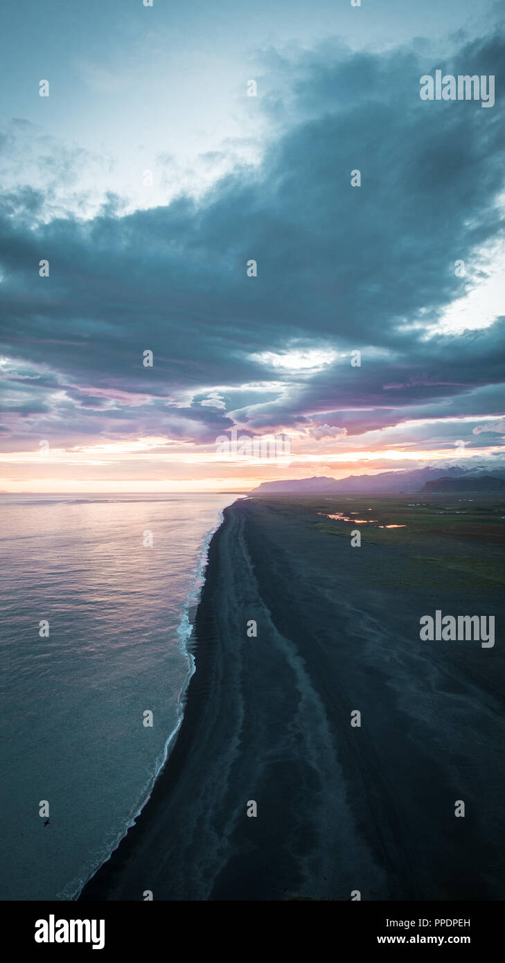 Lange Strand mit schwarzem Sand vulkanischen Ursprungs. Icland Stockfoto