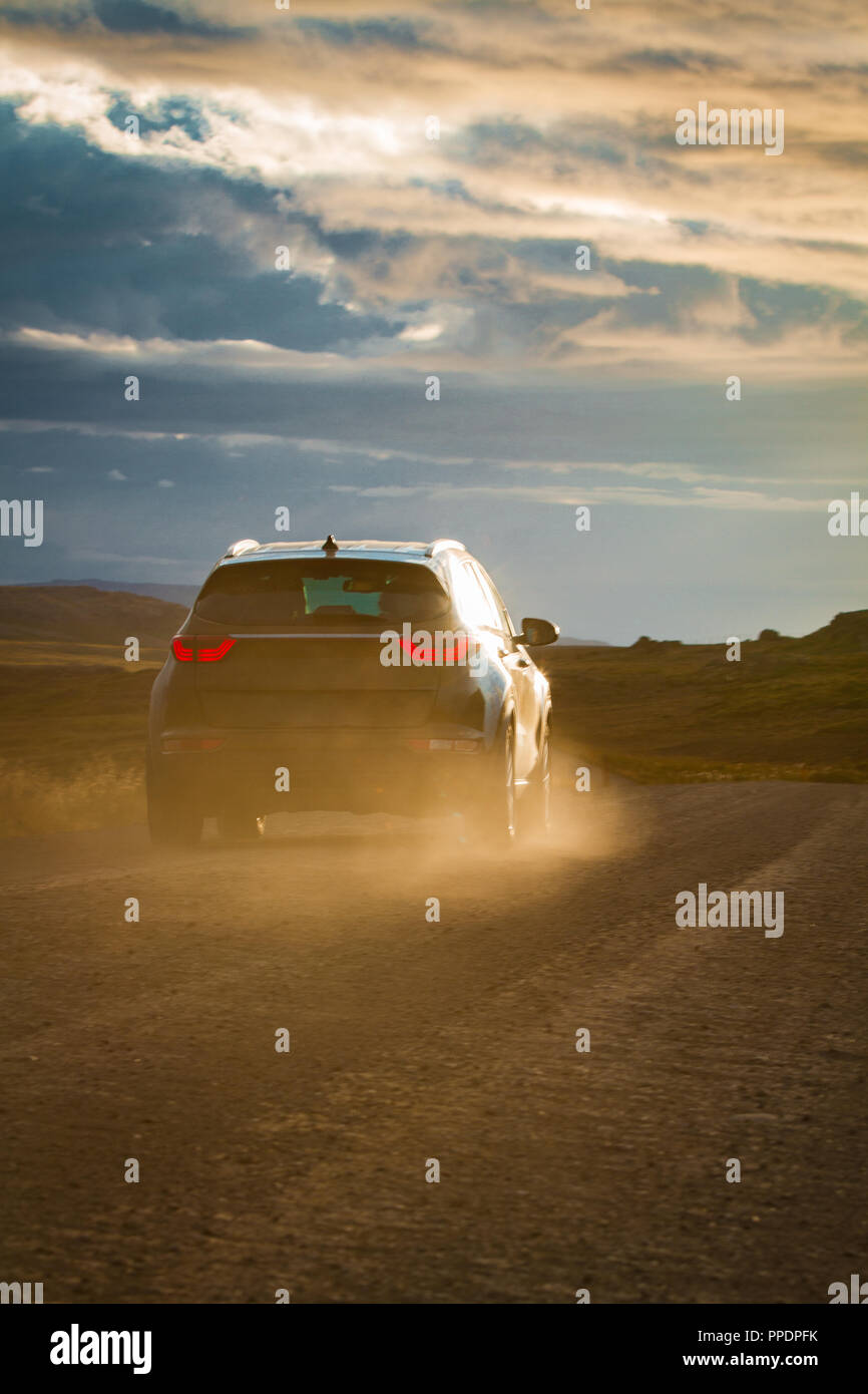 Auto an die schöne Landschaft von Island Stockfoto