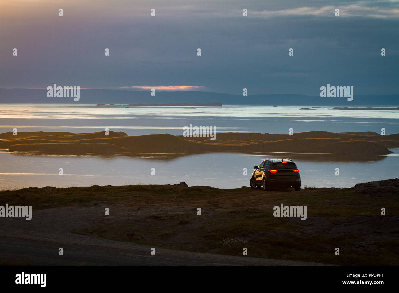 Auto an die schöne Landschaft von Island Stockfoto