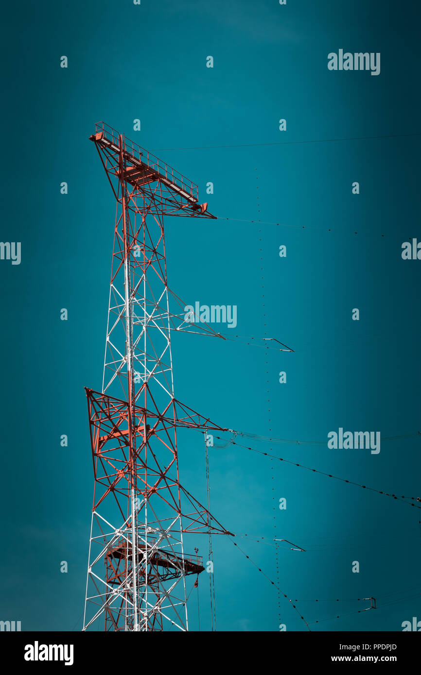 Engineering für Kommunikationsstrukturen. Massive, roten und weißen Strommasten auf blauen Himmel, elektrische und Stromversorgung. Radio Vatikan Sender. Stockfoto