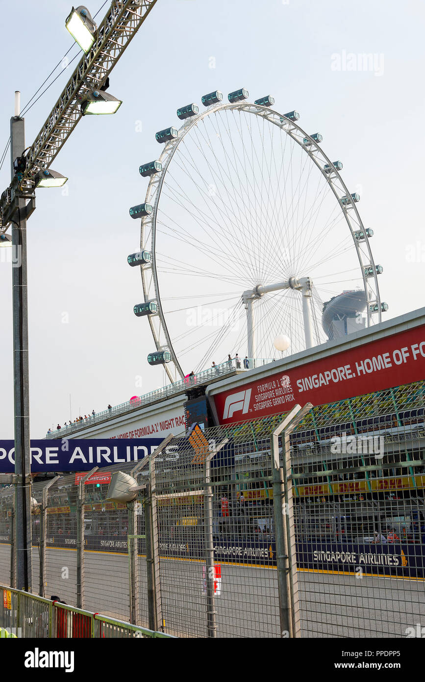 Das große Rad genannt Singapore Flyer zusammen mit Pit Grandstand bei Formel 1 Grand Prix 2018 in Singapur Republik Singapur Asien Stockfoto