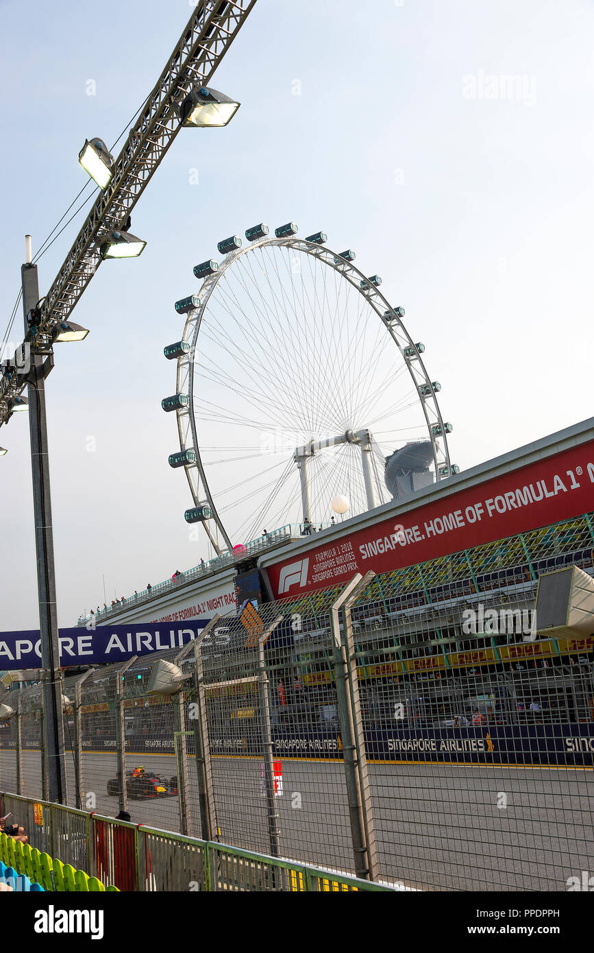 Das große Rad genannt Singapore Flyer zusammen mit Pit Grandstand bei Formel 1 Grand Prix 2018 in Singapur Republik Singapur Asien Stockfoto