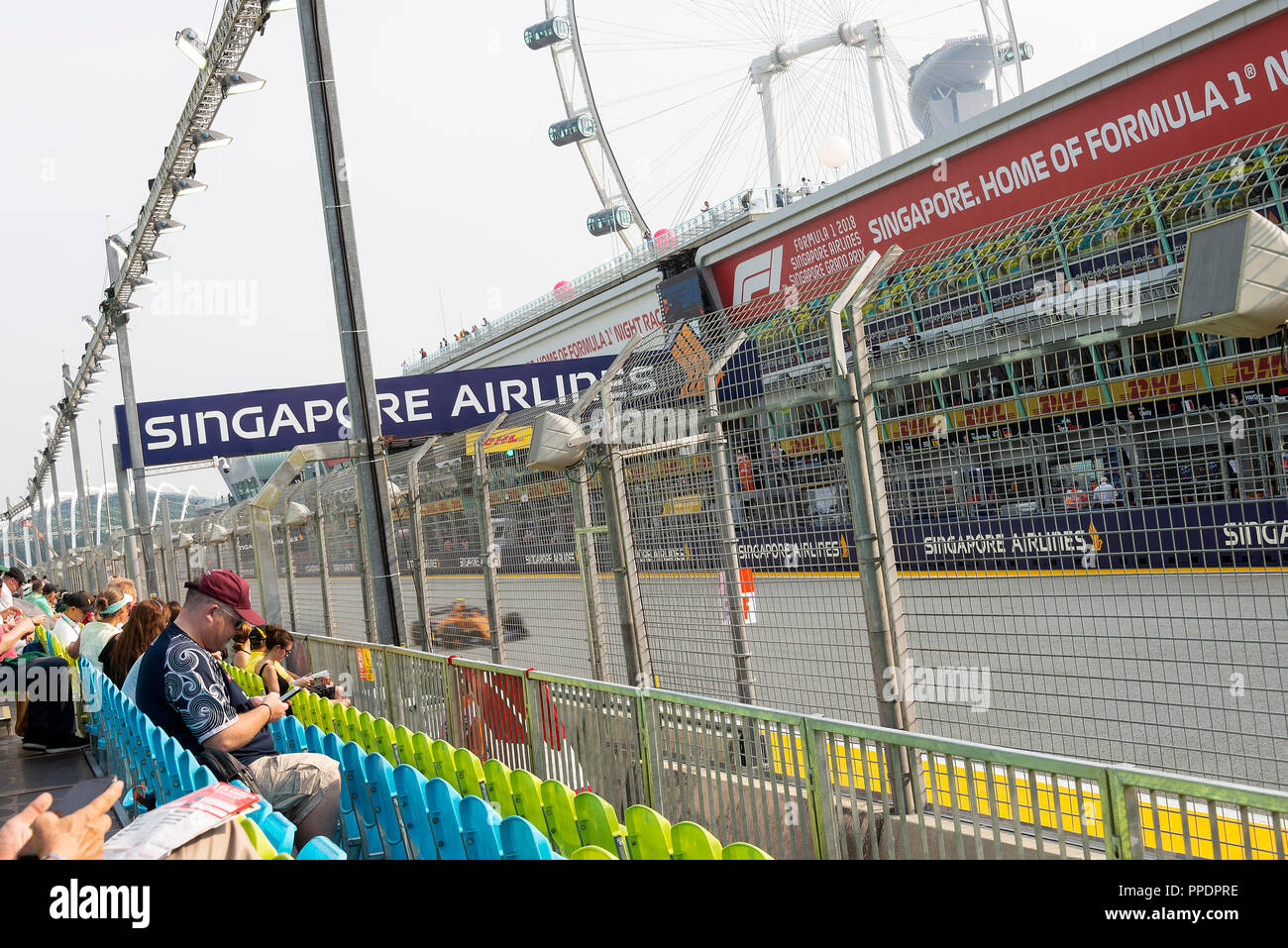 Das große Rad genannt Singapore Flyer zusammen mit Pit Grandstand bei Formel 1 Grand Prix 2018 in Singapur Republik Singapur Asien Stockfoto