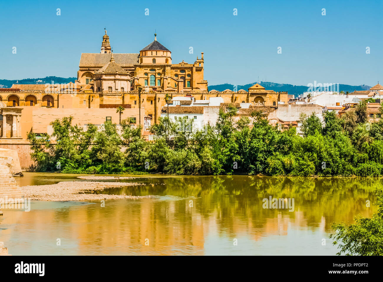 Die Große Moschee (Mezquita) am Ufer des Flusses Guadalquivir in Cordoba, Spanien. Stockfoto