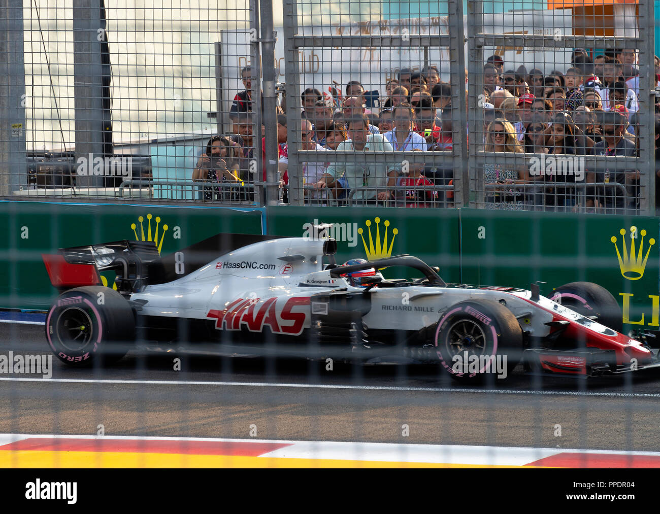 Ein Haas Formel 1 Rennwagen an der Grube Verlassen der Marina Bay Street Circuit in Singapur 2018 Stockfoto