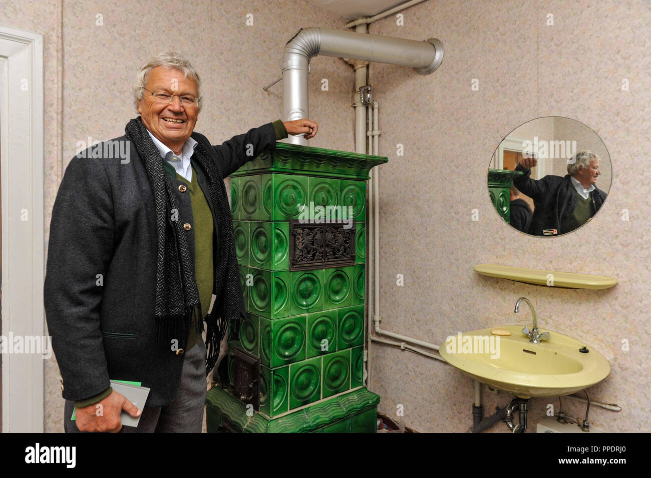 Gerhard Polt Besuche einer symbolisch "besetzte" Urban House in der Pilotystrasse 8 als Teil der Goldgrund Kampagne für bezahlbaren Wohnraum. Stockfoto