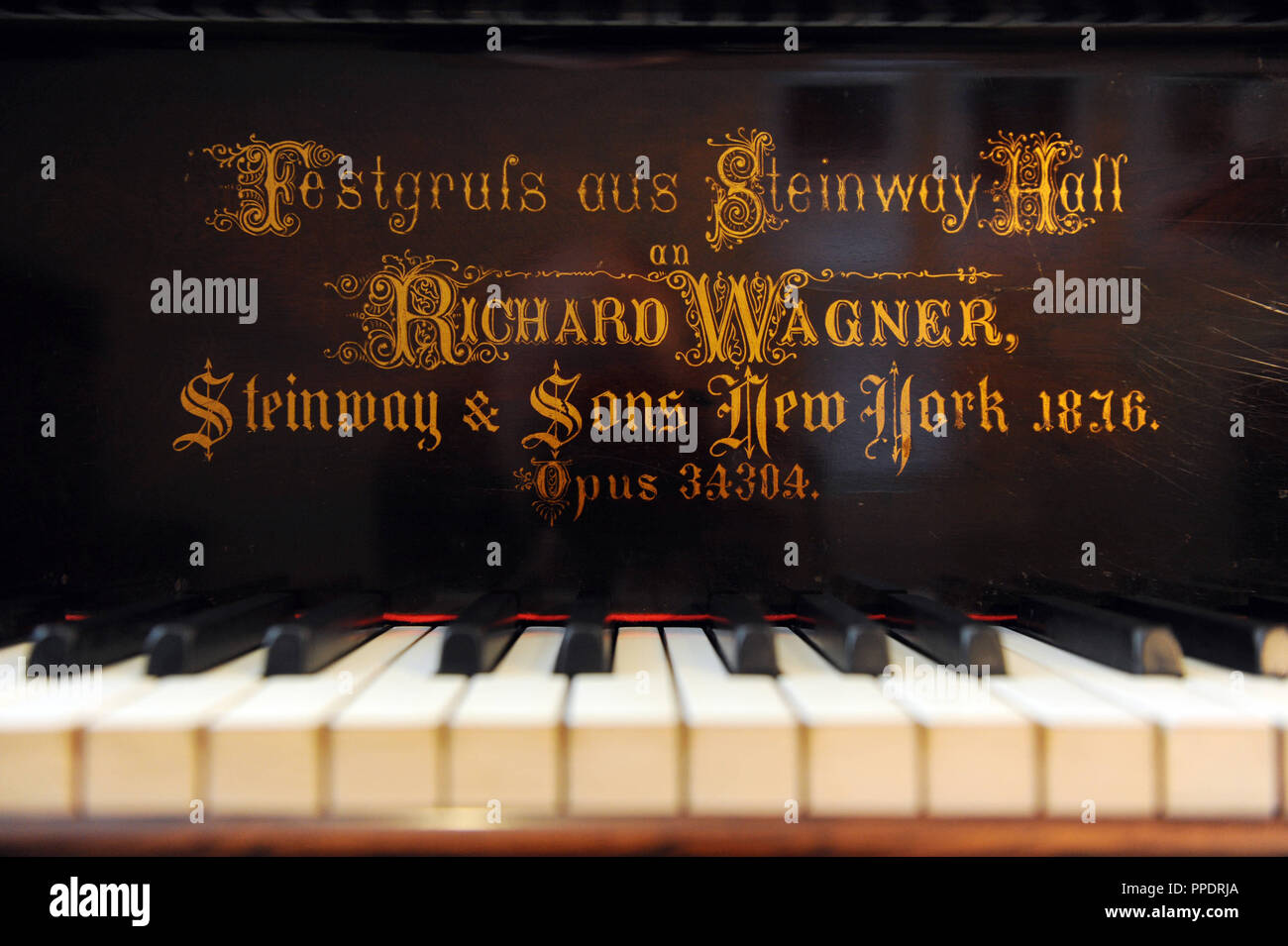 Anlässlich der 200. Geburtstag von Richard Wagner original Piano des Komponisten am Steinway und Söhne in München angezeigt wird. Das Klavier war ein Geschenk der Firma Steinway & Sons in New York und wurde Wagner 1876 bei der Eröffnung der ersten Bayreuther Festspiele übergeben. Stockfoto