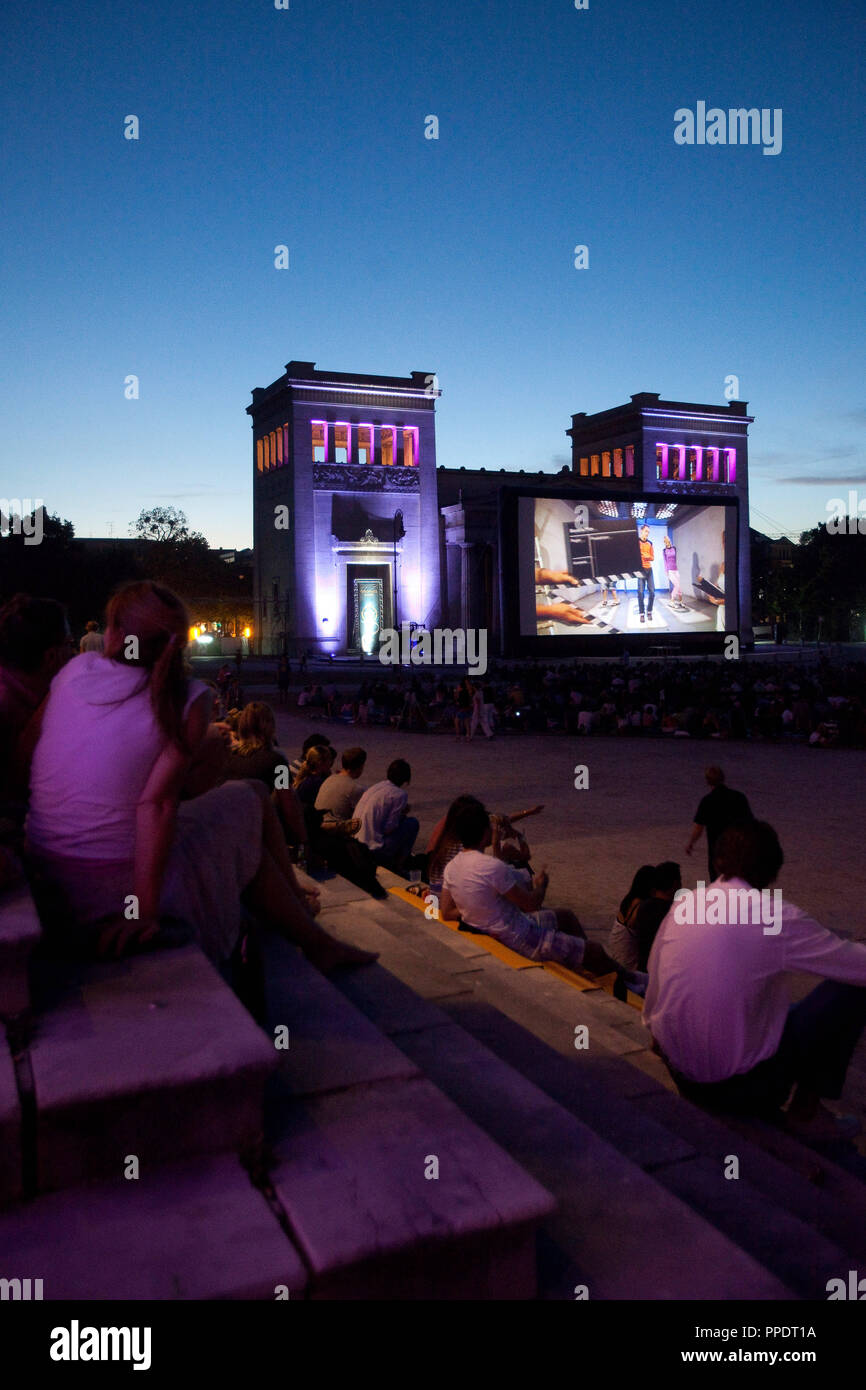 Die Zuschauer im Kino Open Air am Königsplatz in München. Stockfoto