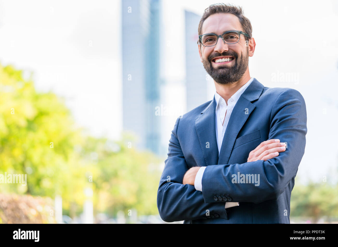 Lächelt zuversichtlich Geschäftsmann Stockfoto