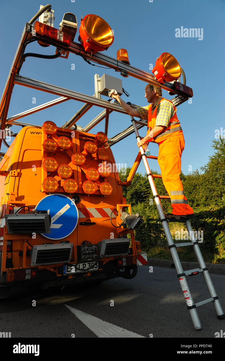 Surveyor Hermann Beuchel Laufwerke in einem umgebauten Mercedes Sprinter, mit denen er Straßen Maßnahmen mit Laser und so erkennt Straße Schäden für ein Erfurter Ingenieurbüro. Stockfoto