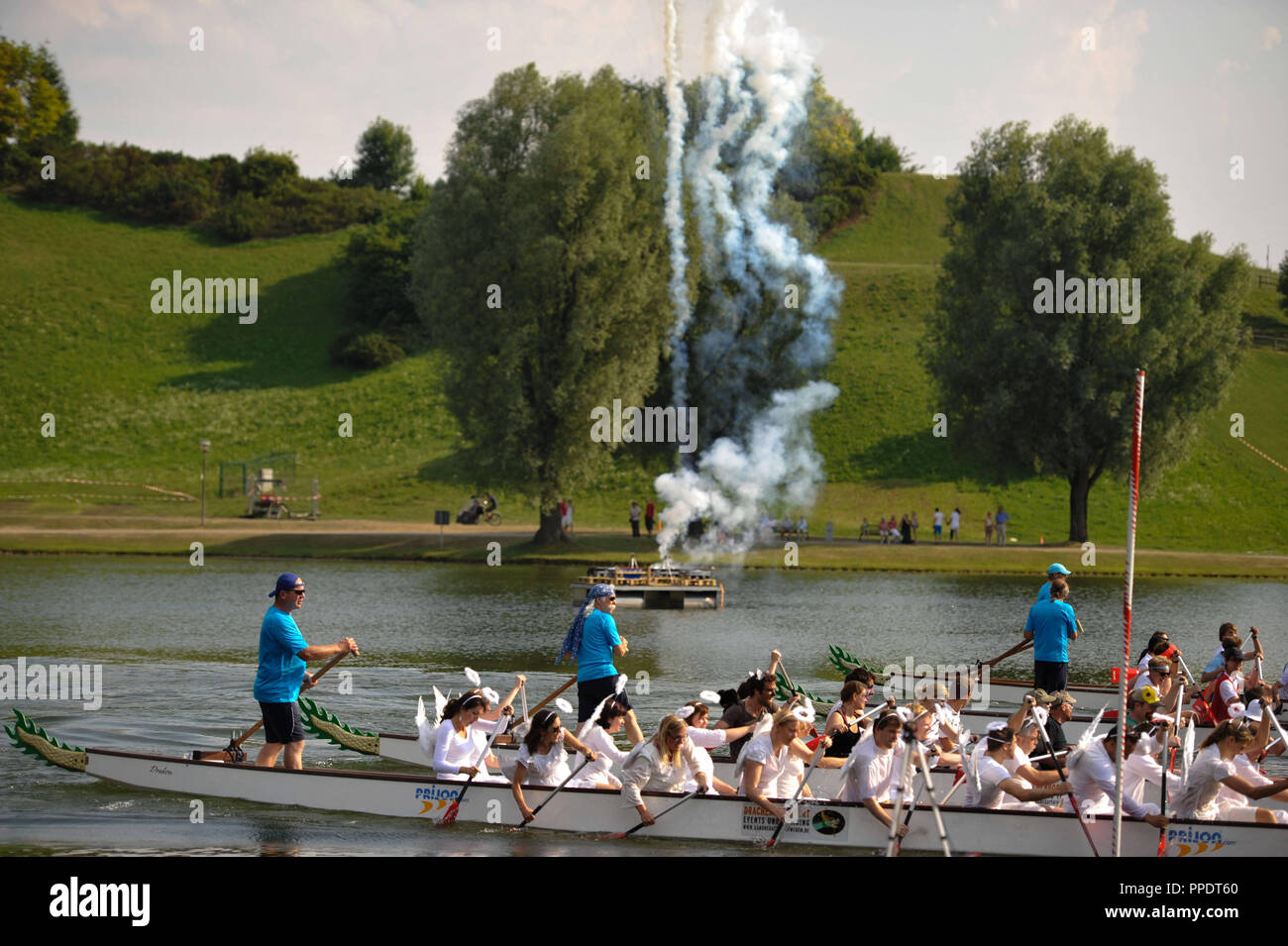 Beginnend mit dem Drachenboot rennen der TU München auf dem Olympischen See erschossen. Stockfoto
