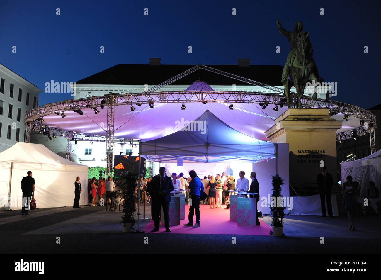 Die Gäste des DLD Frauen Nacht unter dem Motto 'Neue Wege' vor der Siemens-zentrale am Wittelsbacher Platz. Stockfoto