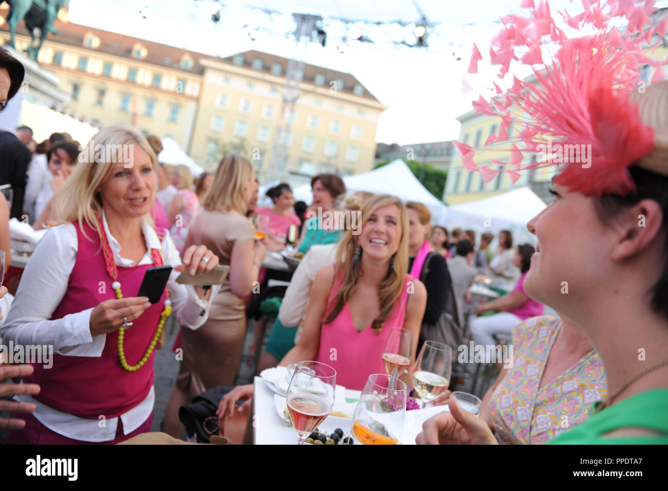 Gäste in Grün und Rosa an der DLD Frauen Nacht unter dem Motto 'Neue Wege' vor der Siemens-zentrale am Wittelsbacher Platz. Stockfoto