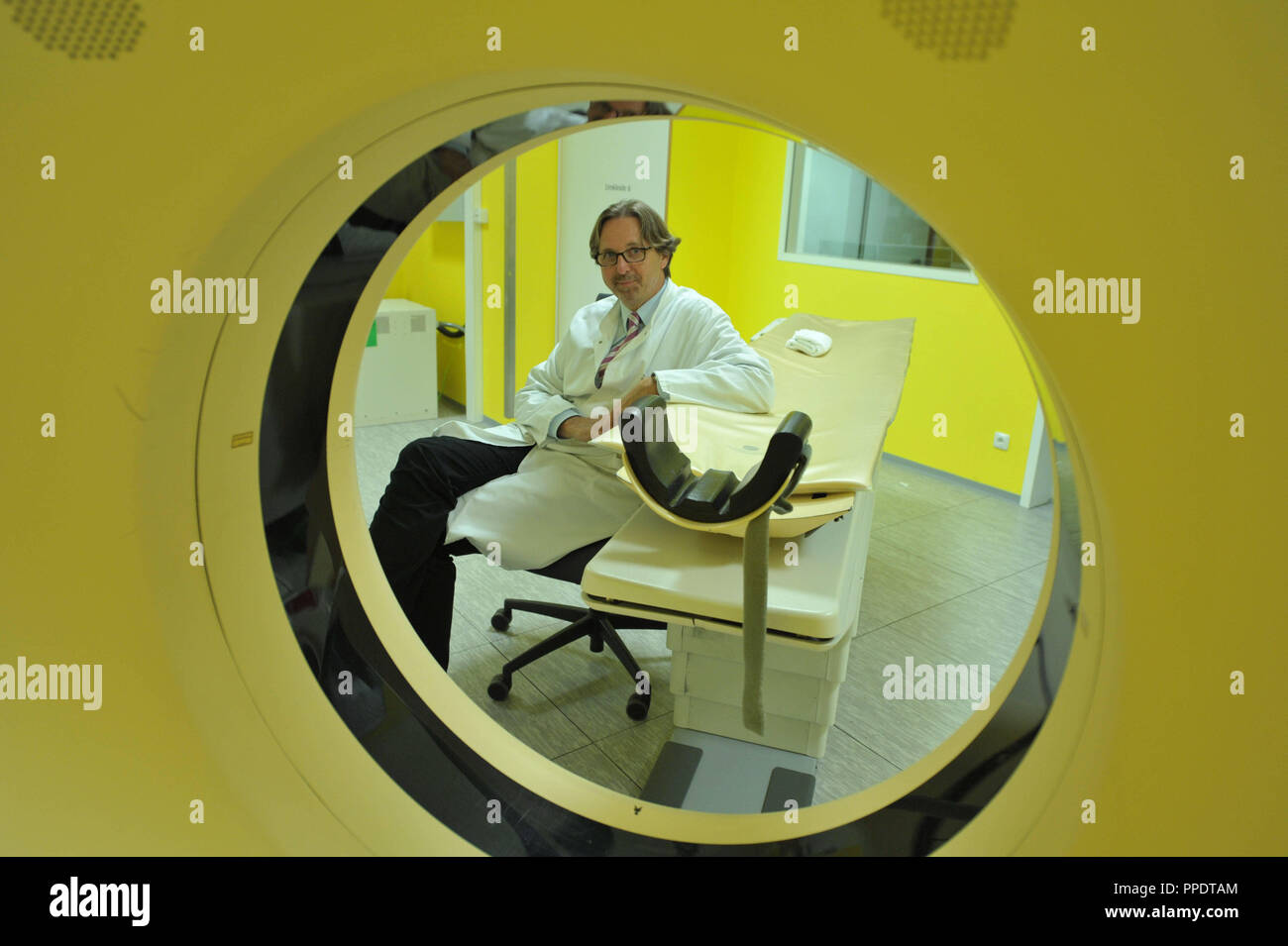 Christian Lechner, Leiter der Abteilung für Neurologie am Krankenhaus Pasing, dargestellt in der computertomographie Zimmer im Anschlag Zentrum des Krankenhauses. Stockfoto