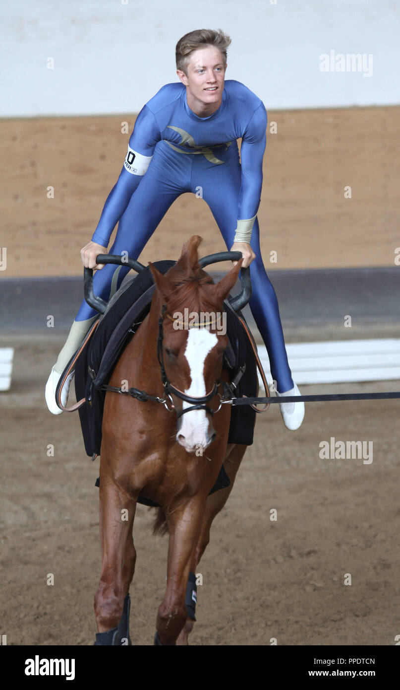 Maximilian Hübner an der Bayerischen Equestrian Vaulting Meisterschaft. Stockfoto Maximilian Hübner an der Bayerischen Equestrian Vaulting Meisterschaft. Stockfoto