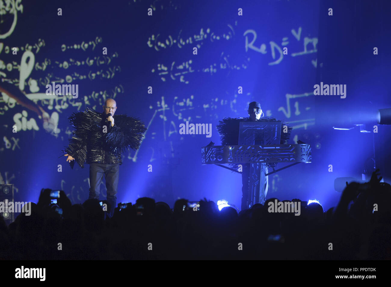 Die Pet Shop Boys (Neil Tennant und Chris Lowe) live auf dem Tollwood Festival in München. Stockfoto