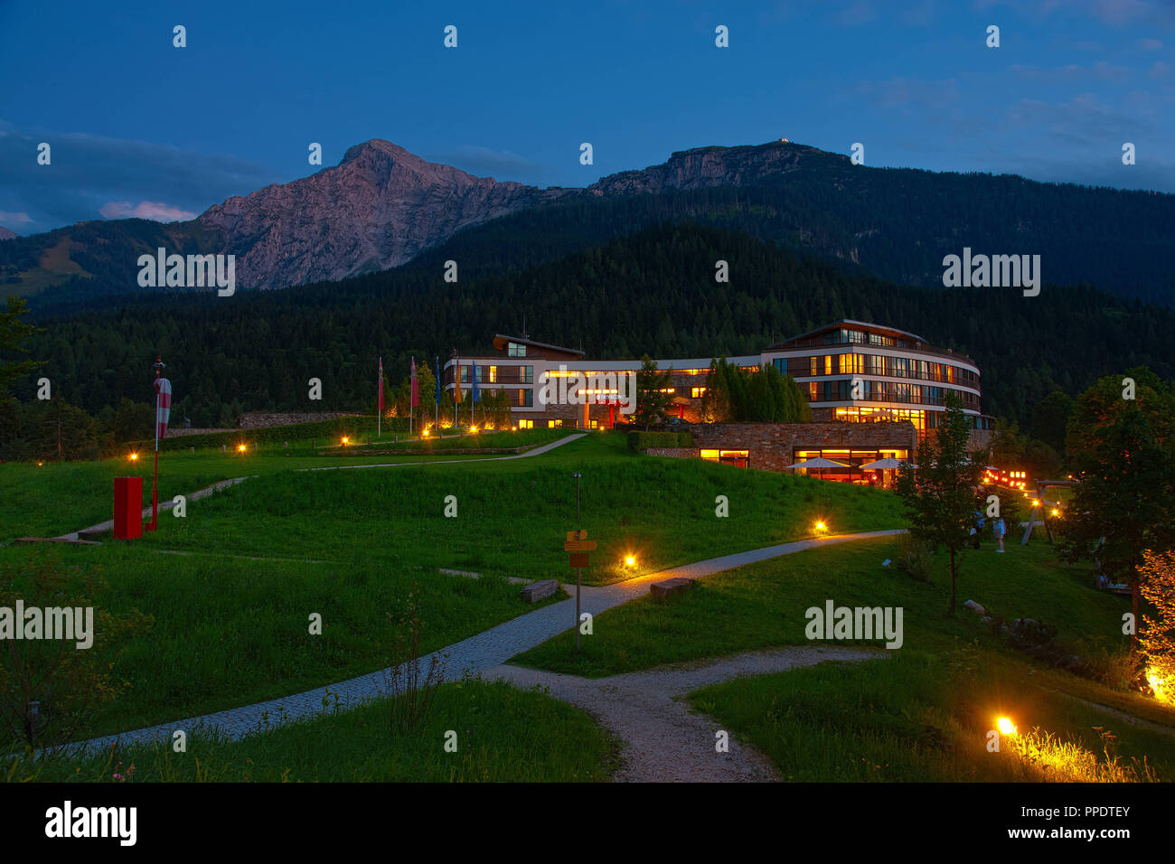 Das Hotel Intercontinental auf dem Obersalzberg, am Fuße des Kehlstein (Berchtesgaden) zu Beginn der Nacht - Berchtesgadener Land - Bayern. Stockfoto