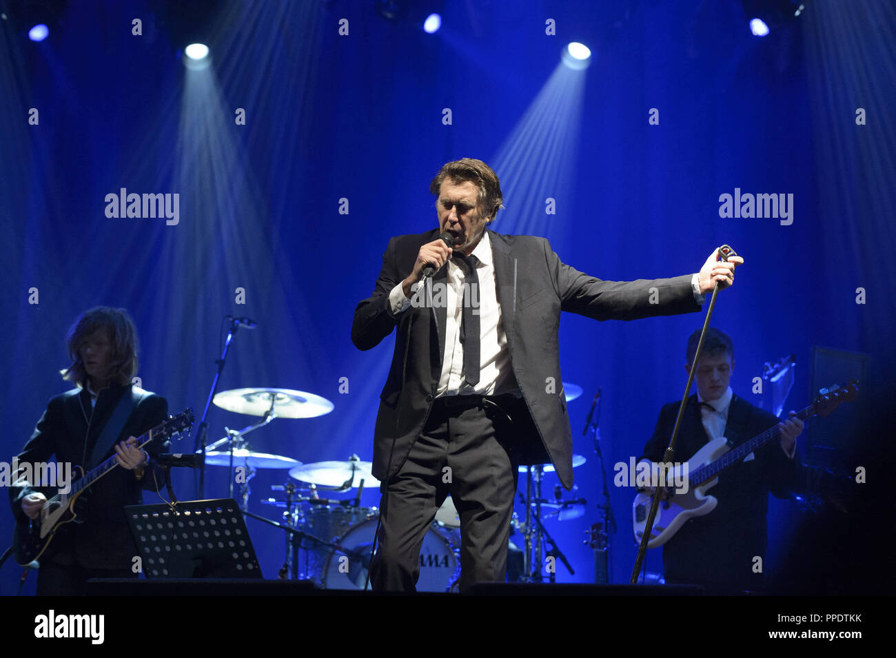 Bryan Ferry Bryan Ferry feat das Orchester auf dem Tollwood Festival in München am 03.07. 2013. Stockfoto