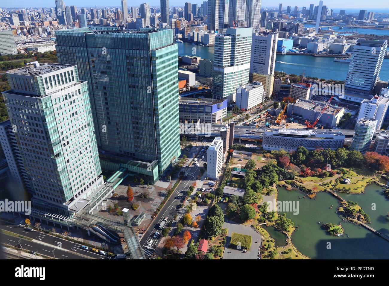 Tokio Luftaufnahme mit Bürogebäude und Parks. Stockfoto