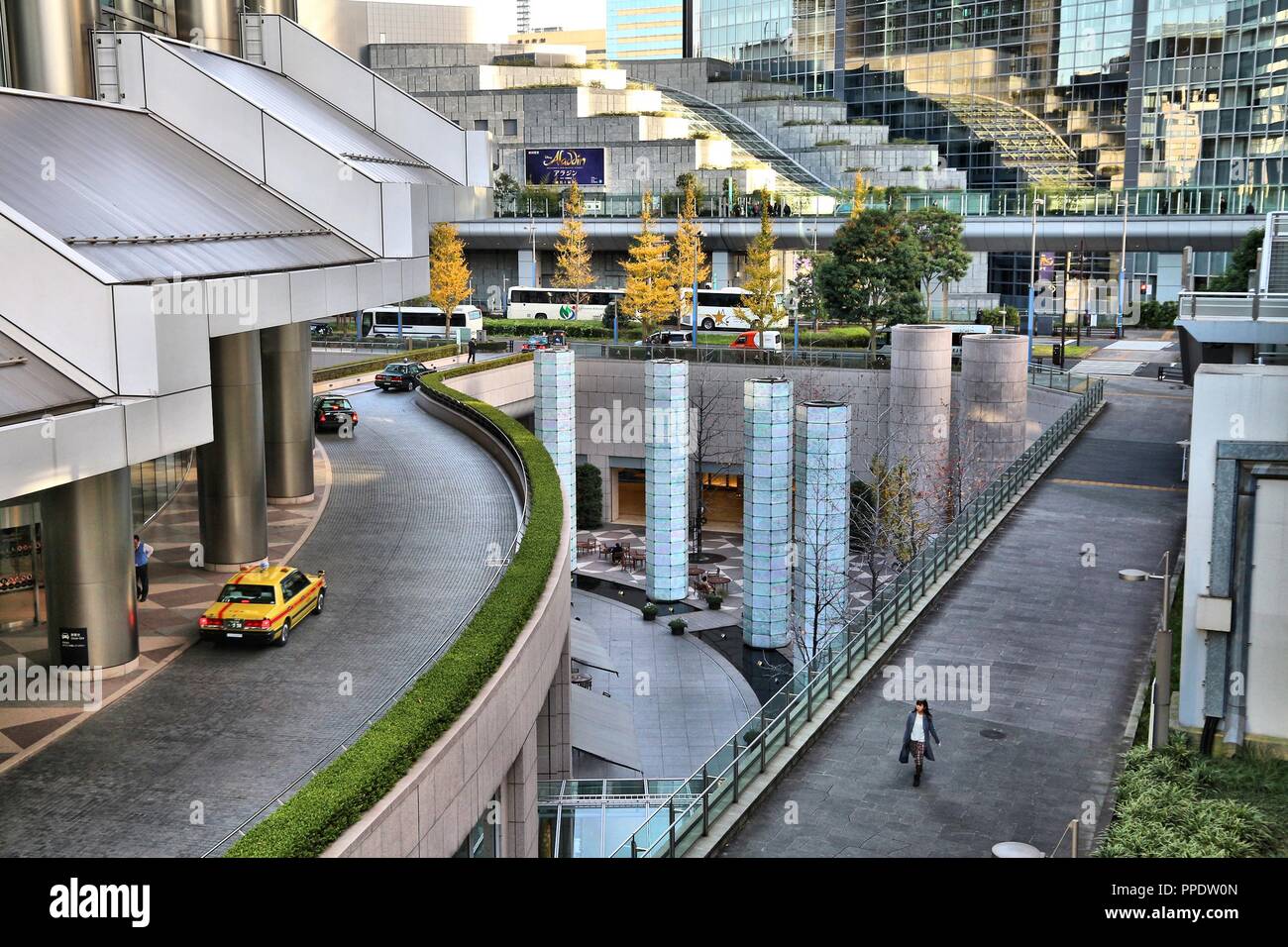 Tokio, Japan - Dezember 2, 2016: die Menschen in Shiodome City Center Wolkenkratzer in Tokio, Japan. Es ist ein Teil von Shiodome Sio-Site Entwicklung complet Stockfoto
