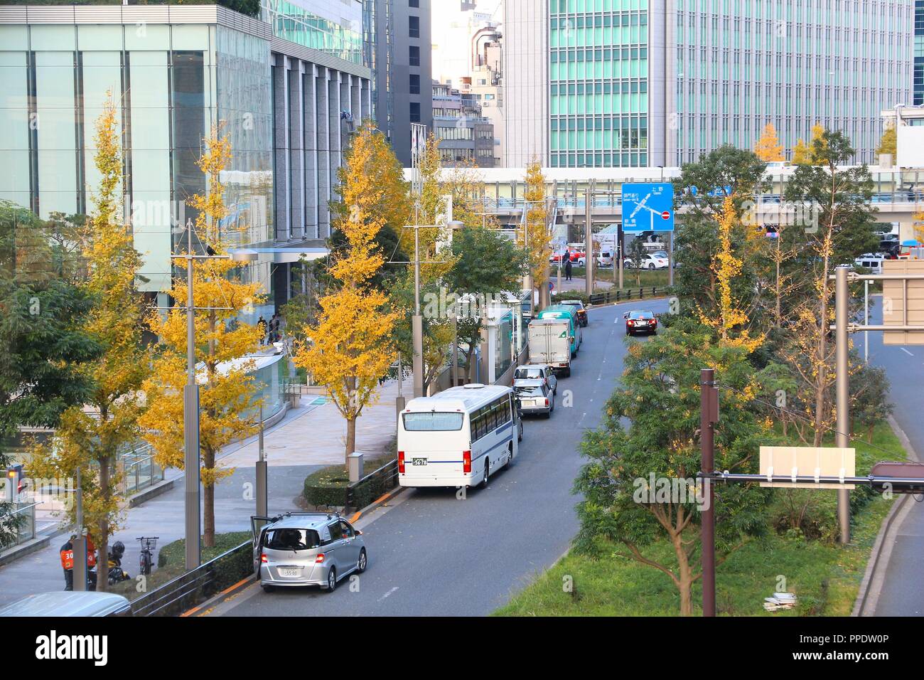 Tokio, Japan - Dezember 2, 2016: Shiodome City Center Wolkenkratzer in Tokio, Japan. Es ist ein Teil von Shiodome Sio-Site Entwicklung in 2003 abgeschlossen. Stockfoto