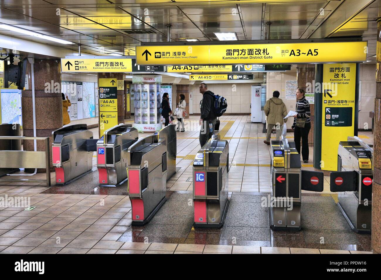 Tokio, Japan - Dezember 2, 2016: die Menschen verlassen Toei U-Bahn in Tokio. Toei U-Bahn und Tokyo Metro sind 285 Stationen und haben 8,7 Millionen täglich uns Stockfoto
