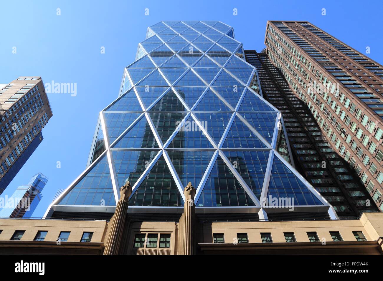 NEW YORK, USA - Juli 6, 2013: 8 Hearst Tower Wolkenkratzer in New York. Das Gebäude ist 182 m hoch und ist die Welt Hauptsitz der Hearst Corporation. Stockfoto