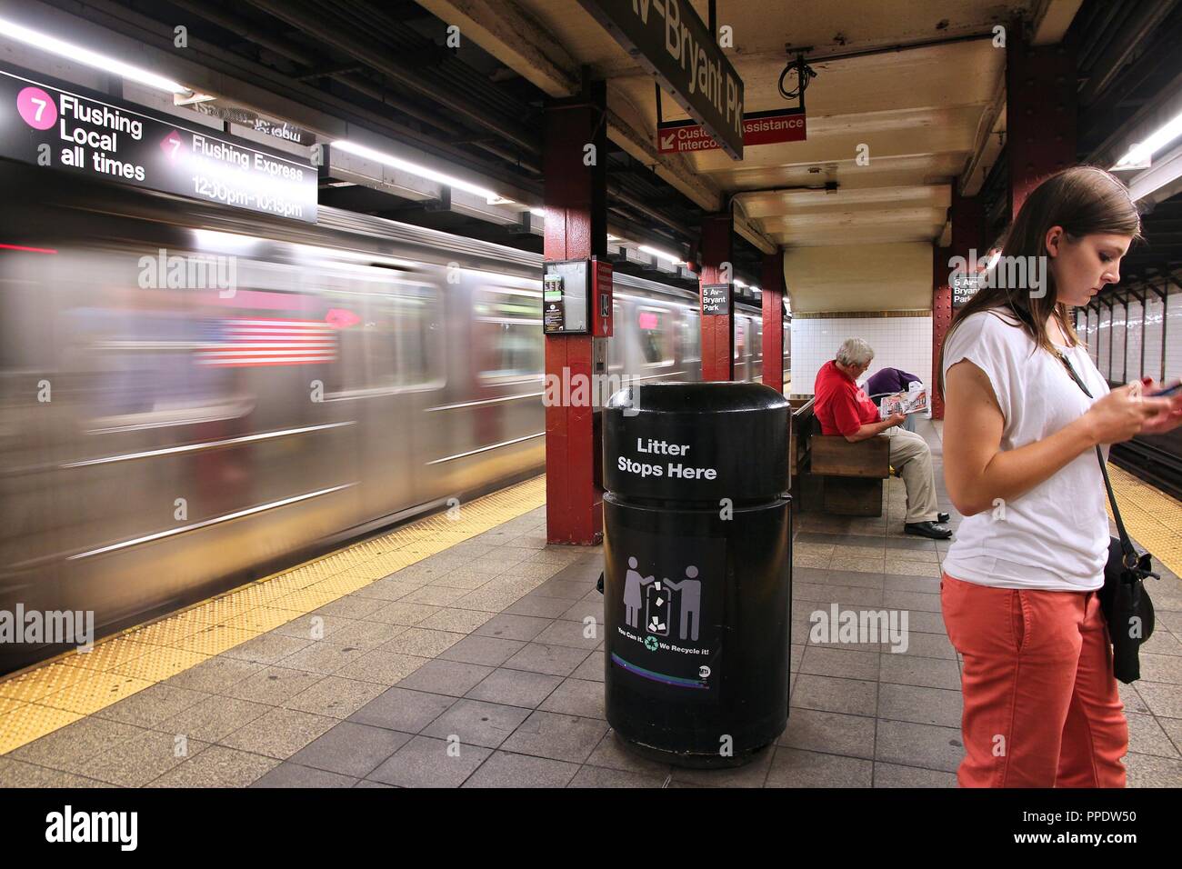 NEW YORK, USA - Juli 1, 2013: die Menschen in einer U-Bahn-Station in New York warten. Mit 1,67 Milliarden Euro jährliche Fahrten, New York City U-Bahn ist die 7 verkehrsreichsten Met Stockfoto