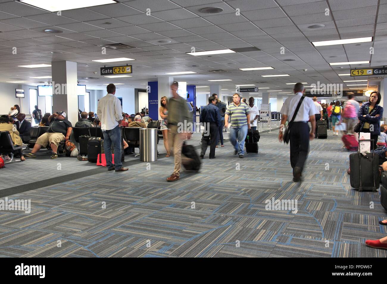 WASHINGTON, USA - Juni 15, 2013: Die Menschen eilen an Dulles International Airport in Washington, DC, USA. Mit 10,8 Millionen Passagieren im Jahr 2012 war es 23. Stockfoto