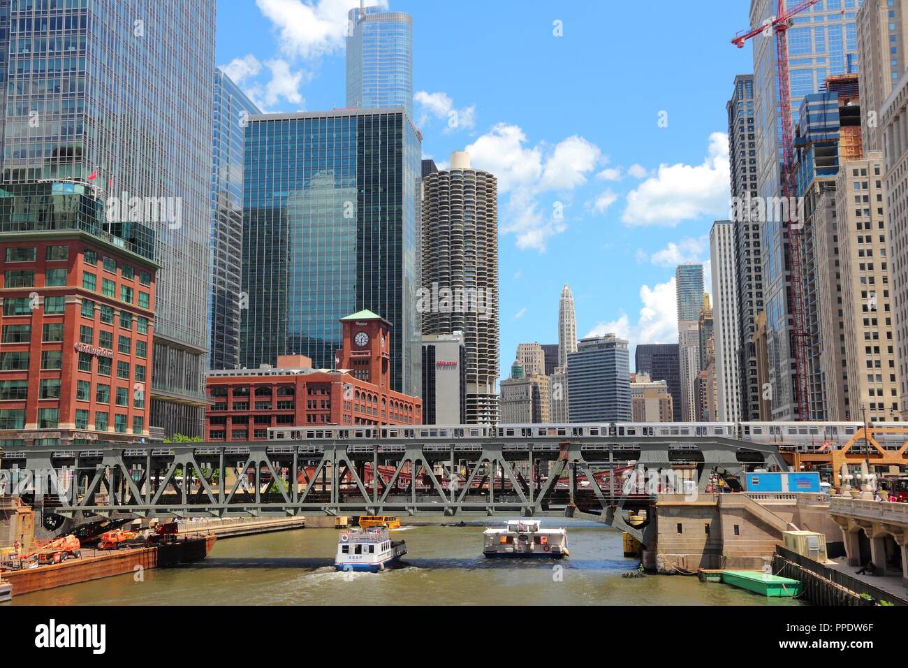 CHICAGO, USA - 28. JUNI 2013: Blick auf die Innenstadt mit den Chicago River. Chicago ist die 3 bevölkerungsreichsten US-Stadt mit 2,7 Mio. Einwohner (8,7 Millionen in der it Stockfoto