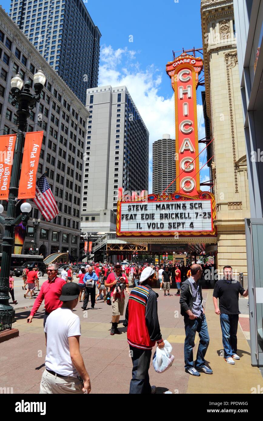 CHICAGO, USA - Juni 28, 2013: Die Menschen gehen vorbei Chicago Theatre in Chicago. Chicago Theater wurde 1921 gegründet und ist eine eingetragene Chicago Landmark. Stockfoto